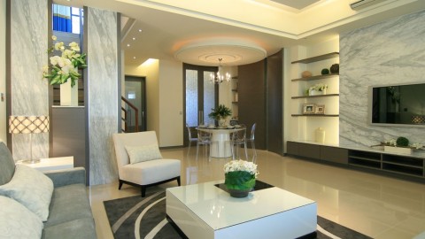 标题：客厅先别急着吊顶！2026年掌握这四招，不砸不拆也能让家显大又舒服